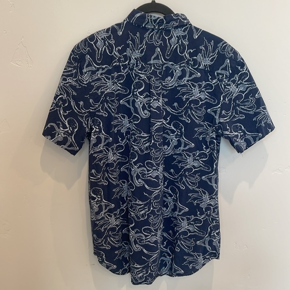 Old Navy Men’s Size Small Slim Fit Octopus Print Navy Blue Short Sleeve Shirt - Picture 5 of 5